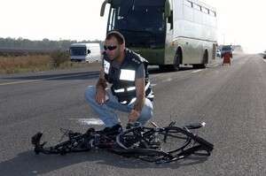 חוקר המשטרה עם מה שנשאר מהאופניים של גולן שלמון, הבוקר. האוטובוס שדרס אותו למוות מאחור. צילום: דני ברנר חוקר המשטרה עם מה שנשאר מהאופניים של גולן שלמון, הבוקר. האוטובוס שדרס אותו למוות מאחור. צילום: דני ברנר