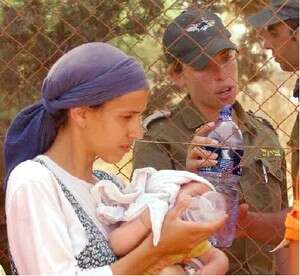 חיילת ומפגינה, השבוע בפר מימון. צילום: ברקאי וולפסון חיילת ומפגינה, השבוע בפר מימון. צילום: ברקאי וולפסון