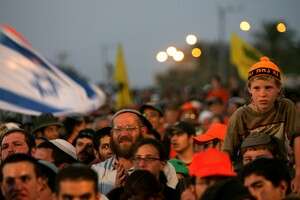 המוני המפגינים בעצרת נגד ההתנתקות באופקים. צילום: רויטרס המוני המפגינים בעצרת נגד ההתנתקות באופקים. צילום: רויטרס