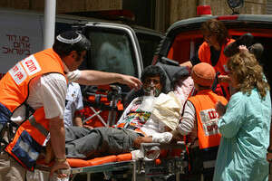 פצוע בפיגוע מפונה לבית החולים. צילום: ענת זכאי פצוע בפיגוע מפונה לבית החולים. צילום: ענת זכאי