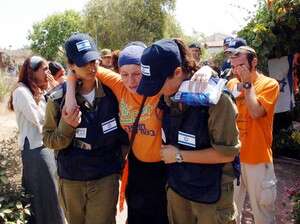 שתי חיילות מפנות תושבת נוה דקלים שתי חיילות מפנות תושבת נוה דקלים