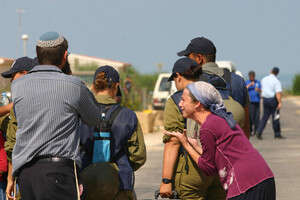תושבת היישוב גדיד פונה לחיילת. צילום: ענת זכאי תושבת היישוב גדיד פונה לחיילת. צילום: ענת זכאי