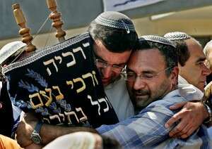 מתיישבים מהישוב קטיף נושאים את ספר התורה אל מחוץ לבית הכנסת בישוב. מתיישבים מהישוב קטיף נושאים את ספר התורה אל מחוץ לבית הכנסת בישוב.