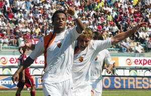 מאנסיני חוגג את הראשון של רומא, דה רוסי בא לברך. צילום: אי-פי מאנסיני חוגג את הראשון של רומא, דה רוסי בא לברך. צילום: אי-פי