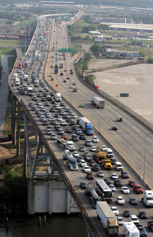 תושבים ביוסטון נמלטים מחשש לחייהם. צילום: אי-פי תושבים ביוסטון נמלטים מחשש לחייהם. צילום: אי-פי