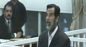 כשאל-ג'זירה שידרה קלטות של סדאם חוסיין בהן עודד את העיראקים לצאת לג'יהאד נגד הכוחות הפולשים, החליטו בוושינגטון להעביר הילוך. סדאם חוסיין במשפטו. צילום: אל ג'זירה כשאל-ג'זירה שידרה קלטות של סדאם חוסיין בהן עודד את העיראקים לצאת לג'יהאד נגד הכוחות הפולשים, החליטו בוושינגטון להעביר הילוך. סדאם חוסיין במשפטו. צילום: אל ג'זירה