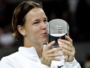לינדזי דבנפורט חוגגת ניצחון בגמר טורניר ציריך לינדזי דבנפורט חוגגת ניצחון בגמר טורניר ציריך
