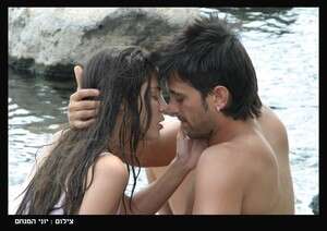 העירום הוא חלק מהרעיון של הסדרה. העירום הוא חלק מהרעיון של הסדרה.