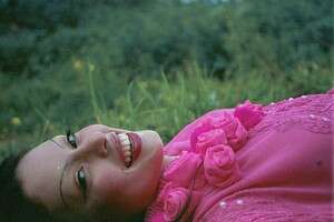 לנדסמן צוחקת על הדשא. לנדסמן צוחקת על הדשא.