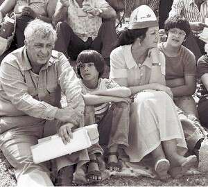 כבד את אביך. עמרי, לילי, גלעד ואריאל שרון, 1975. צילום ארכיון: דודו גרינשפן כבד את אביך. עמרי, לילי, גלעד ואריאל שרון, 1975. צילום ארכיון: דודו גרינשפן