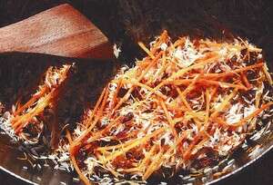 הסוד הוא בטיגון הבצל. חמין של שרי אנסקי. הסוד הוא בטיגון הבצל. חמין של שרי אנסקי.