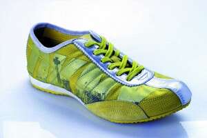 סניקרז חרדליות של DKNY סניקרז חרדליות של DKNY