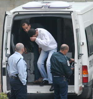 אחד החשודים מובא להארכת מעצר, היום בבית המשפט. צילום: עודד קרני אחד החשודים מובא להארכת מעצר, היום בבית המשפט. צילום: עודד קרני