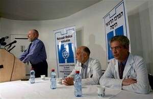 הרופאים מהדסה עין-כרם בתדרוך לעיתונאים לאחר השבץ הראשון. צילום: אי-פי הרופאים מהדסה עין-כרם בתדרוך לעיתונאים לאחר השבץ הראשון. צילום: אי-פי