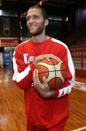 שפר, חלליות רודפות אחריו, חלליות קוראות לו לחזור. צילום: דני מרון שפר, חלליות רודפות אחריו, חלליות קוראות לו לחזור. צילום: דני מרון