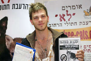ישכב על הדלפק ויפתח את הרגליים. יאמי. צילום: אודליה כהן ישכב על הדלפק ויפתח את הרגליים. יאמי. צילום: אודליה כהן