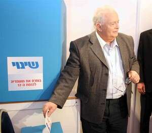 בחירות למועמדי שינוי לכנסת. יוסף טומי לפיד מצביע בחירות למועמדי שינוי לכנסת. יוסף טומי לפיד מצביע