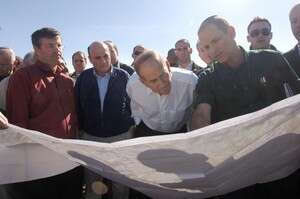 אולמרט ומופז כורע מעל המפות, היום בתוואי גדר ההפרדה. צילום: לע אולמרט ומופז כורע מעל המפות, היום בתוואי גדר ההפרדה. צילום: לע