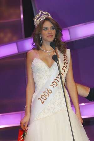 רגע הזכייה בתואר. יעל נזרי. צילום: הרצל שפירא רגע הזכייה בתואר. יעל נזרי. צילום: הרצל שפירא