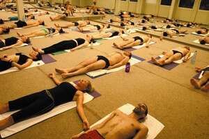 שיעור יוגה. צילום: גלעד בן שץ (צילום הדמיה) שיעור יוגה. צילום: גלעד בן שץ (צילום הדמיה)
