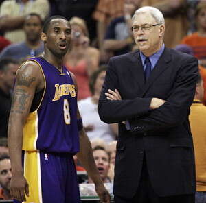 קובי בראיינט ופיל ג'קסון מתייעצים קובי בראיינט ופיל ג'קסון מתייעצים