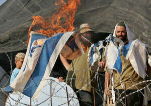 תושבי חומש שורפים את דגל ישראל על גג בית הכנסת שבישוב. תושבי חומש שורפים את דגל ישראל על גג בית הכנסת שבישוב.