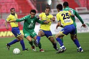 מישאלוב מנסה לעצור את אבי קנפו, הערב. צילום: דני מרון מישאלוב מנסה לעצור את אבי קנפו, הערב. צילום: דני מרון