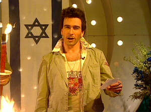 אין צורך לחקות כל סלב. אסי כהן כיהודה לוי. צילום: ערוץ 2 אין צורך לחקות כל סלב. אסי כהן כיהודה לוי. צילום: ערוץ 2