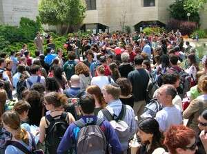 סטודנטים בהפגנה נגד היחס לעובדי הקבלן סטודנטים בהפגנה נגד היחס לעובדי הקבלן