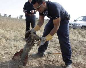 חבלן משטרתי מפנה קסאם שנחת היום בשדרות. חבלן משטרתי מפנה קסאם שנחת היום בשדרות.