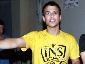 אסי עזר. לבד עם מדונה. אסי עזר. לבד עם מדונה.