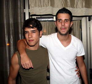 דור דניאל והראל סקעת. המצעד מרווה את קיבתו. צילום: דור דניאל והראל סקעת. המצעד מרווה את קיבתו. צילום: