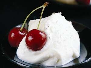 קרם מסקרפונה ודובדבנים קרם מסקרפונה ודובדבנים