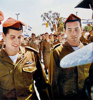 סגן אילן גבאי (מימין) וסגן יפתח שרייר ז סגן אילן גבאי (מימין) וסגן יפתח שרייר ז