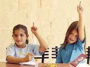 לא לערב הורים. תלמידות מצביעות בכיתה; צילום: רענן כהן לא לערב הורים. תלמידות מצביעות בכיתה; צילום: רענן כהן