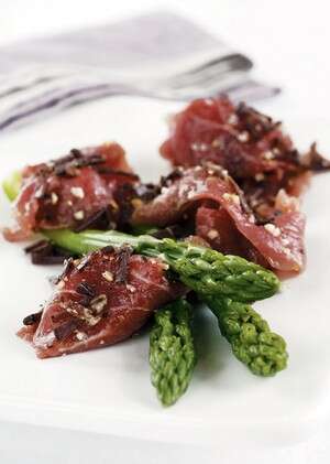 קרפצ'יו פילה בקר ברוטב ויניגרט אגוזי לוז קרפצ'יו פילה בקר ברוטב ויניגרט אגוזי לוז