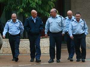 בכירי המשטרה לפני הדיון בלשכתו של מזוז. צילום: ענת זכאי בכירי המשטרה לפני הדיון בלשכתו של מזוז. צילום: ענת זכאי