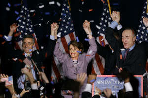 עמנואל (משמאל) חוגג עם ננסי פלוסי וצ'אק שומר. צילום: אי-פי עמנואל (משמאל) חוגג עם ננסי פלוסי וצ'אק שומר. צילום: אי-פי