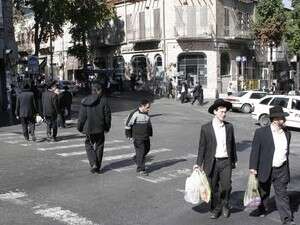 מאה שערים. נחמיאס צימח זקן ולמד באחת הישיבות הגדולות מאה שערים. נחמיאס צימח זקן ולמד באחת הישיבות הגדולות