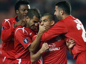 שחקני הפועל ת''א חוגגים מול פ.ס.ז' שחקני הפועל ת''א חוגגים מול פ.ס.ז'