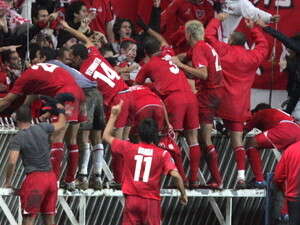 שחקני הפועל ת''א חוגגים עם האוהדים בפארק דה פרינס שחקני הפועל ת''א חוגגים עם האוהדים בפארק דה פרינס