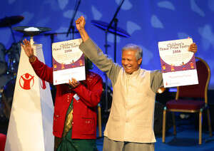 מוחמד יונוס מקבל את פרס נובל אשתקד. צילום ארכיון: איי-פי מוחמד יונוס מקבל את פרס נובל אשתקד. צילום ארכיון: איי-פי