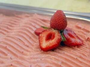 תותים בשמנת באייסברג. צילום: יחסי ציבור תותים בשמנת באייסברג. צילום: יחסי ציבור