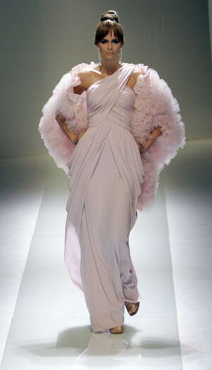 קלאסה. דגם של ולנטינו בשבוע הוט קוטור בפריז, קולקציית אביב קיץ 2007. צילום: איי-פי קלאסה. דגם של ולנטינו בשבוע הוט קוטור בפריז, קולקציית אביב קיץ 2007. צילום: איי-פי