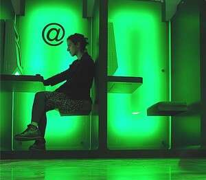 אשה יושבת בקפה אינטרנט תחת סימן שטרודל אשה יושבת בקפה אינטרנט תחת סימן שטרודל