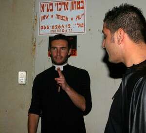 האב בונני. ילדונת, חכי לי בתא הווידוי ואדאג להעניק לך מחילה. צילום: אמי מאירי האב בונני. ילדונת, חכי לי בתא הווידוי ואדאג להעניק לך מחילה. צילום: אמי מאירי