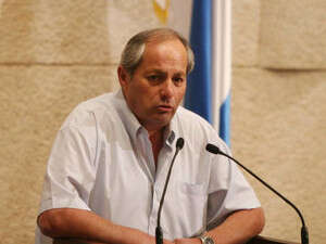 צבי הנדל במליאת הכנסת. צבי הנדל במליאת הכנסת.