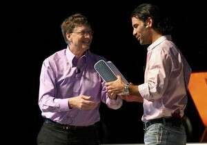 שחקן הכדורגל המקסיקאי רפאל מרקז מקבל אקסבוקס ממייסד מיקרוסופט ביל גייטס שחקן הכדורגל המקסיקאי רפאל מרקז מקבל אקסבוקס ממייסד מיקרוסופט ביל גייטס