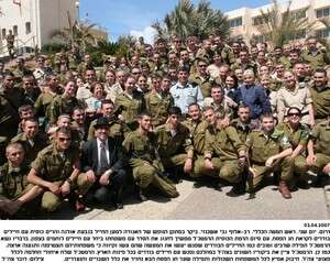 אשכנזי עם חיילי צה אשכנזי עם חיילי צה