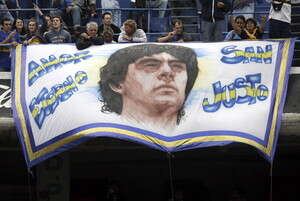 אוהדי בוקה ג'וניורס במחווה למראדונה אוהדי בוקה ג'וניורס במחווה למראדונה